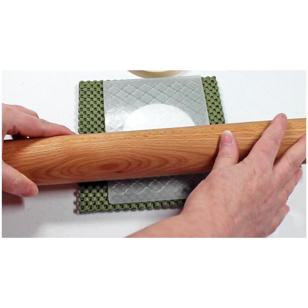 Como utilizar los folders de grabado con un rodillo de cocina.