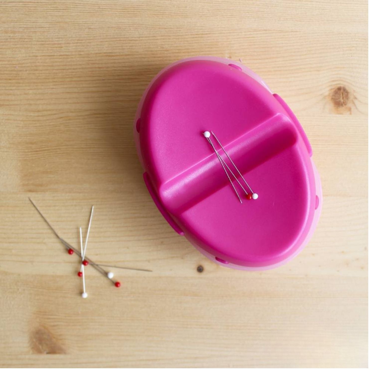 Magnetic Pin Caddy / Caja Inmantada para Alfileres Costura Clover