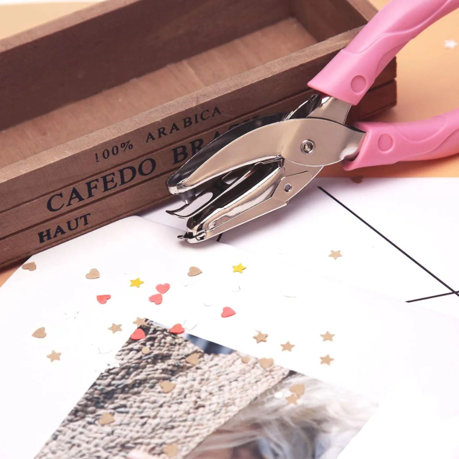 Cushioned Grip Hand Punch Heart 1/4&quot; / Perforadora de Hoyitos de Corazón 0.6 cm Perforadoras Fiskars