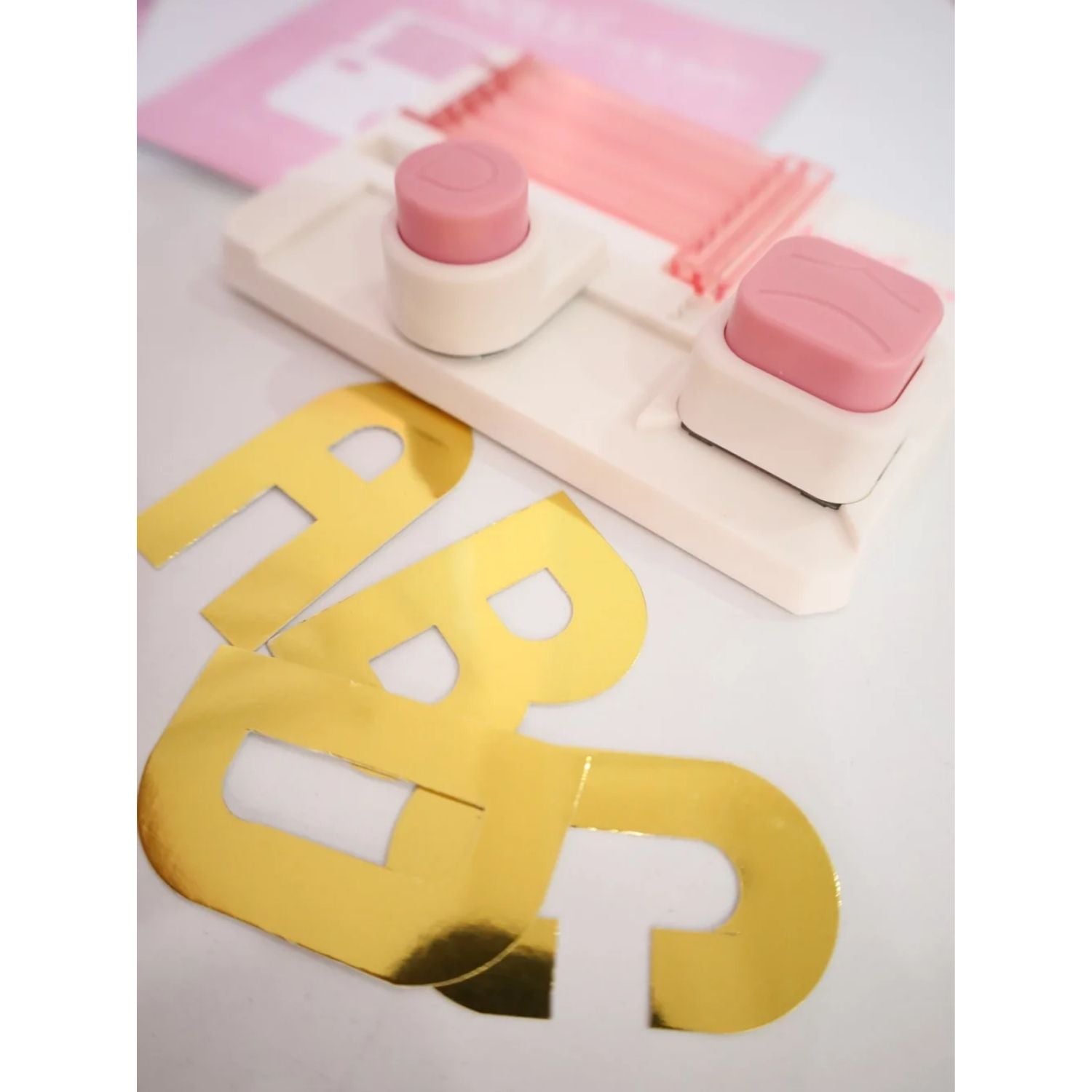 Tabla Perforadora Abecedario Mágico Team Pink Perforadoras We R Makers