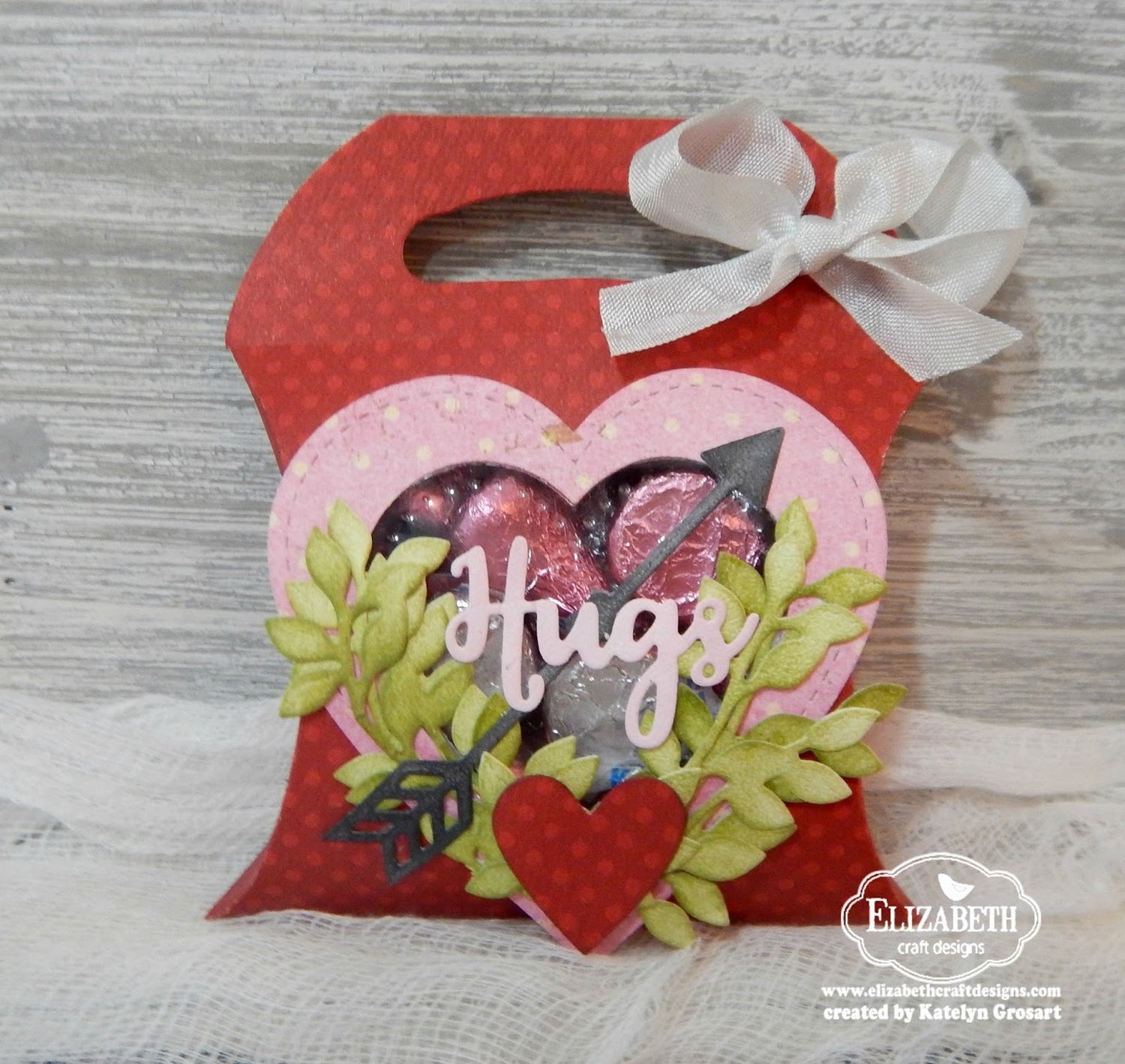Pillow Box With Handle Die / Suaje de Caja Almohada con Agarradero Descontinuado Elizabeth Craft Designs